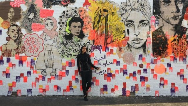 غالبا ما يستهدف الفن الذي تقدمه صفاء معاملة السعودية للمرأة