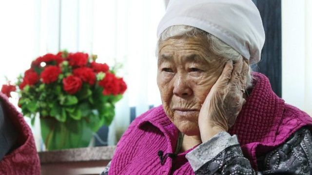 Lee Ok-seon, quien fue "mujer de confort", esclava sexual de soldados japoneses durante la Segunda Guerra Mundial, habla con la BBC en 2013.