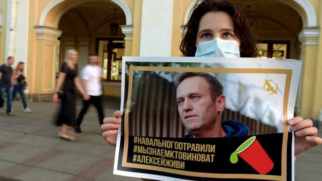 Девушка с плакатом