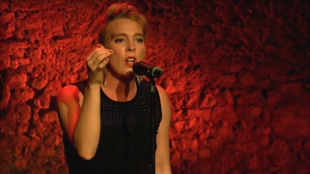 Barbara Weldens cantando