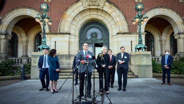 Представители Украины перед зданием суда ООН в Гааге 7 марта