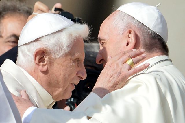 پاپ بازنشسته بندیکت و پاپ فرانسیس که جانشین او شد. پاپ بازنشسته به پوشیدن لباس سفید که مخصوص پاپ است ادامه داد