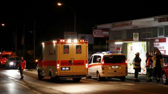現場に到着した救急隊の車両
