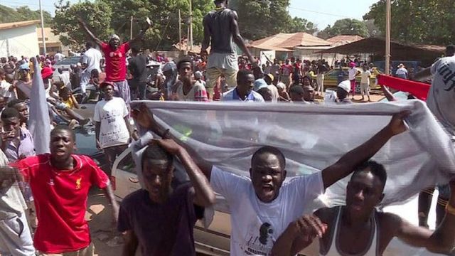 Cinq militants de l'opposition ont été arrêtés pour avoir porté ou vendu des t-shirts à l'effigie du président-élu