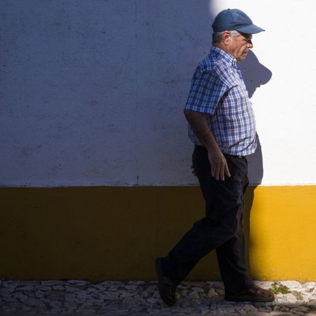 Rufino Borrego andando após 43 anos na cadeira de rodas