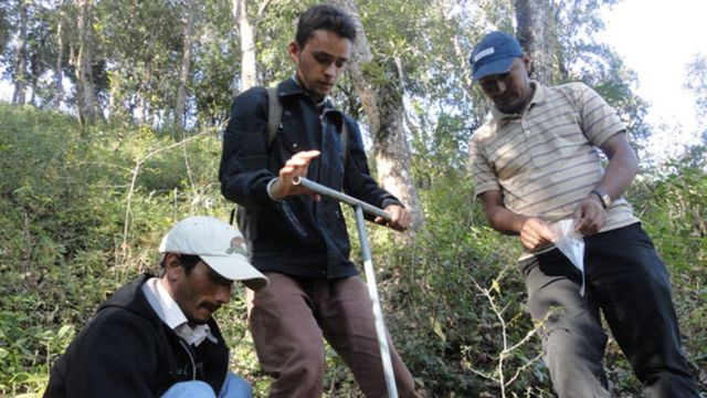 पञ्चेश्वर परियोजना क्षेत्रमा अध्ययन गर्दै कर्मचारीहरू