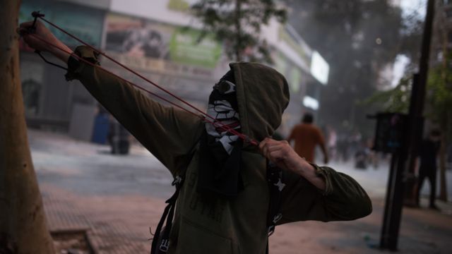Un manifestante arroja un proyectil en Santiago de Chile.