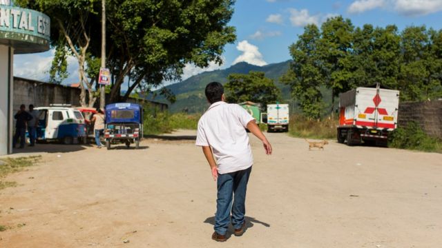 Luis Fermn Tenorio Cortez caminhando na rua em Pichanaki em uma foto de costas