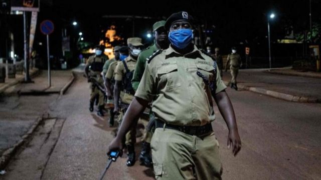 Polisi ya Uganda imaze igihe ikora irondo ryo kugenzura niba gahunda ya 'guma mu rugo' yubahirizwa