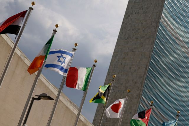 Bandeiras de diferentes países em frente à sede da Organização das Nações Unidas (ONU) em Nova York, nos EUA, antes da 77ª sessão da Assembleia Geral da ONU, em 19 de setembro de 2022
