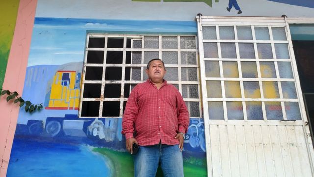 Gabriel Romero em frente ao abrigo de migrantes La 72