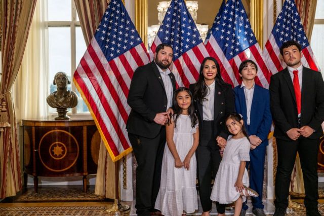 Mayra Flores y su familia posan para la foto oficial tras asumir su curul por el distrito 34 de Texas en la Cámara de Representantes el 21 de junio de 2022.