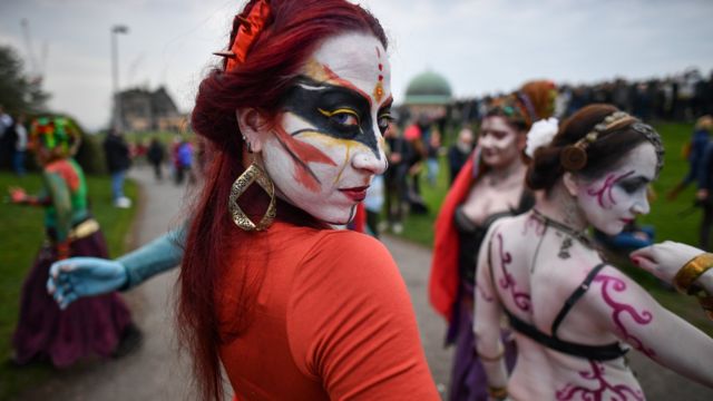 مؤدية من فرقة مهرجان بيلتان الناري في الاحتفال السنوي على تلة كالتون، في اندبرة، اسكتلندا، عام 2019.
