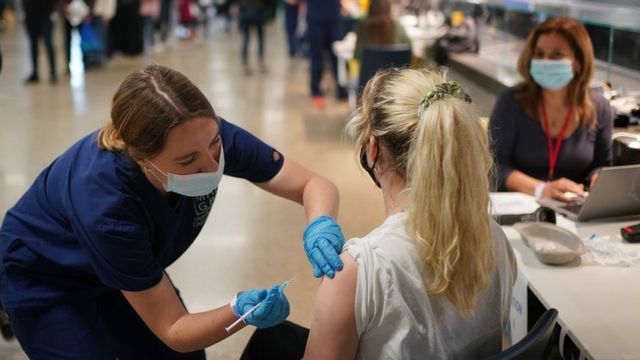 ผู้หญิงเข้ารับการฉีดวัคซีนที่สนามท็อตแนมฮ็อตสเปอร์ ทางเหนือของลอนดอน