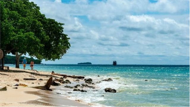 Msururu wa boti ndogo hupita juu ya maji wakati zinaposafirisha watalii wanaokwenda pwani kwenda visiwani kila siku