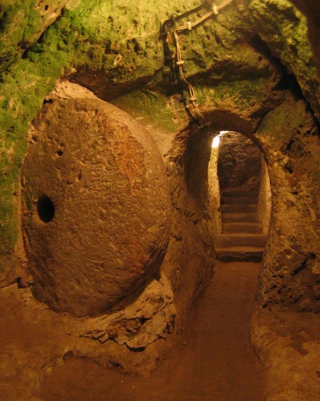 在入侵时期，半吨重的巨石可以滚到适当的地方来关闭隧道(photo:BBC)