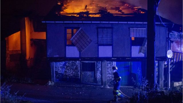 Uma casa arde num incêndio na Galiza.