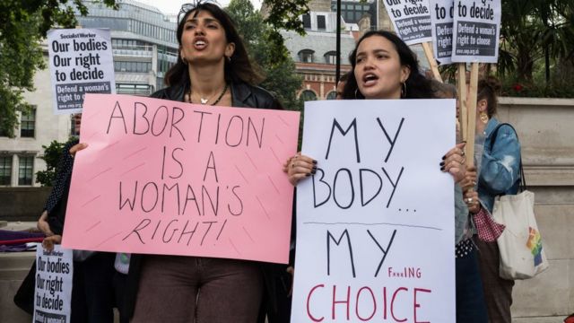 مناصرو حق الإجهاض ينظمون تظاهرة في ساحة البرلمان، في لندن، في 4 سبتمبر/ أيلول 2021