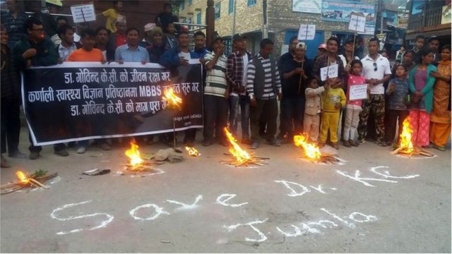 डा गोविन्द केसीको जीवनरक्षाको माग गर्दै जुम्लामा प्रदर्शन गरिँदै