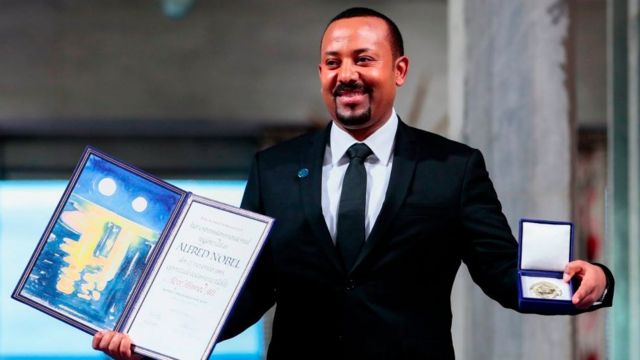 Le Premier ministre éthiopien et lauréat du prix Nobel de la paix Abiy Ahmed Ali pose après avoir reçu le prix lors d'une cérémonie à l'hôtel de ville d'Oslo le 10 décembre 2019