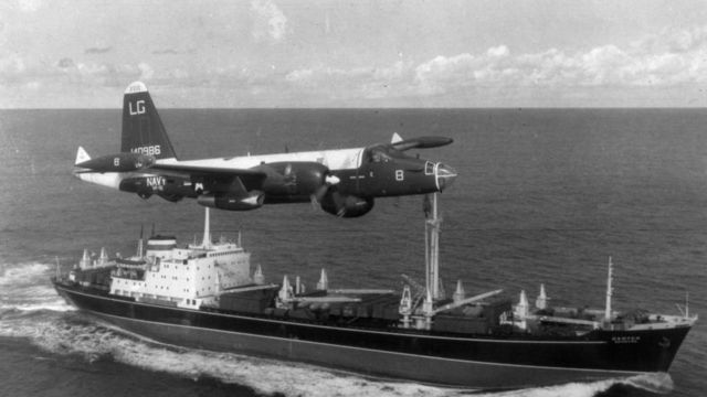 Un avión de patrulla estadounidense P2V Neptune sobrevuela un carguero soviético durante la crisis de los misiles en Cuba en esta fotografía de 1962.
