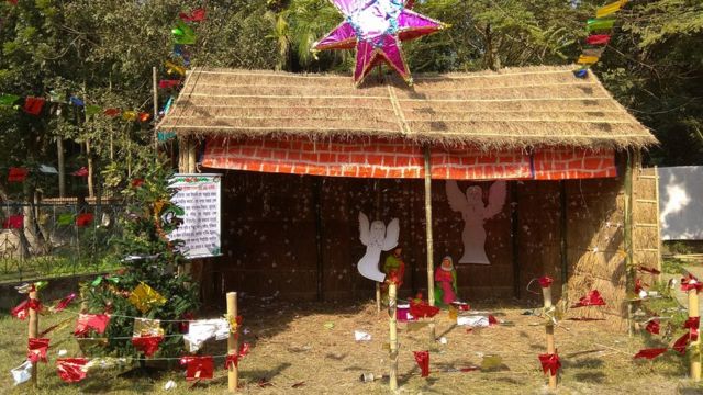 গ্রামবাসীরা যীশু খ্রিস্টের জন্মের ঘটনার প্রতিরুপ তৈরি করেছেন এভাবেই