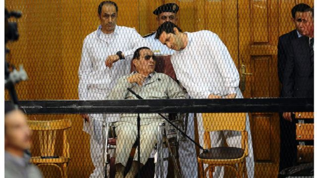 علاء وجمال مبارك مع والدهم خلال محاكمتهم