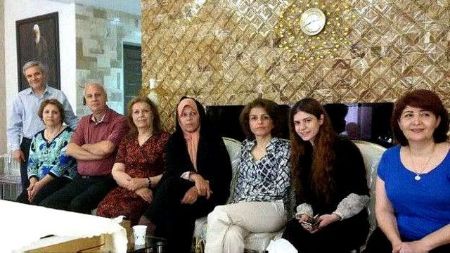 در این عکس که ۷ سال پیش بسیار خبرساز شد، فریبا کمال‌آبادی سمت راست فائزه هاشمی نشسته است