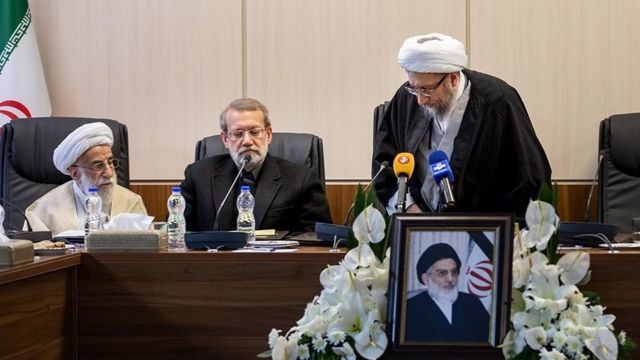 از راست صادق لاریجانی رئیس مجمع تشخیص مصلحت نظام، رئیس قوه قضائیه و عضو شورای نگهبان، علی لاریجانی رئیس مجلس و احمد جنتی دبیر شورای نگهبان.