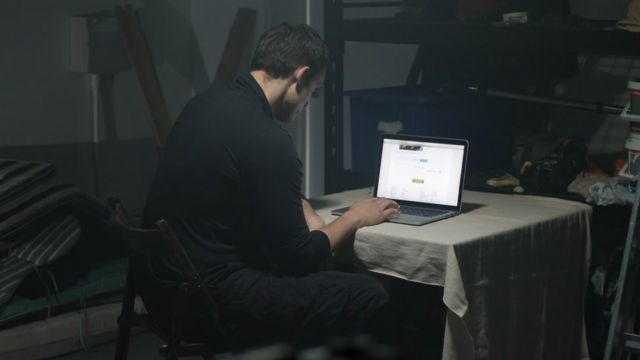 Homem usando o computador