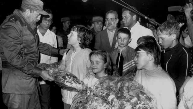 Castro avec quelques "enfants de Tchernobyl"