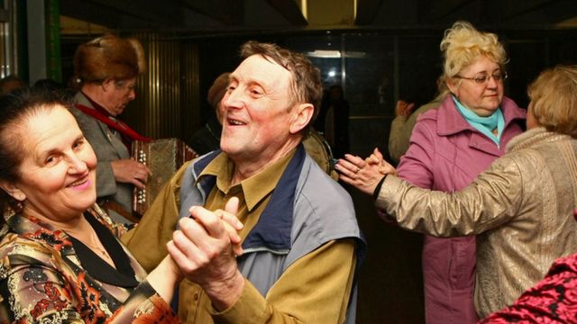 Пенсіонери танцюють на метро "Театральна" у Києві