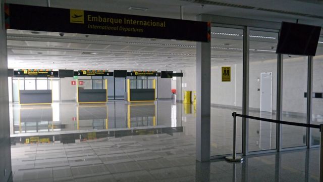 Área de embarque e controle de passaportes sem ninguém