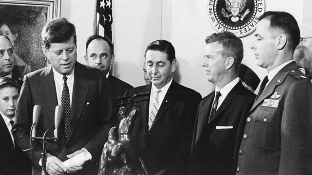 El presidente de EE.UU. con los pilotos de X-15 (de izquierda a derecha) Scott Crossfield, Joe Walker y Robert White