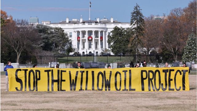 "Detengan el Proyecto Willow", exigen activistas frente a la Casa Blanca.