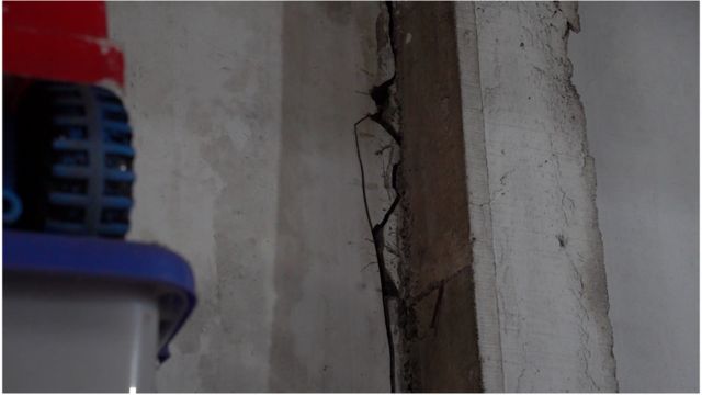 裂缝从房顶一直延伸到地板，裂缝在地面游走，并贯穿垂直的另一面墙。(photo:BBC)