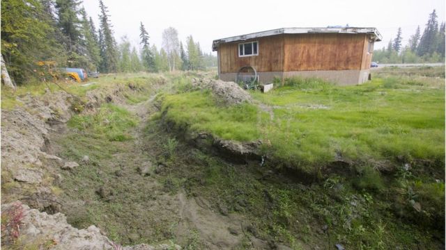 アラスカのフェアバンクス近郊にあるこの家は永久凍土が解けたことで崩壊した