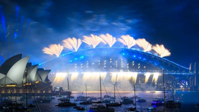 Fuegos artificiales en Sídney, la capital de Australia, sobre la bahía del Puerto Jackson.