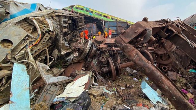 Последствия железнодорожной катастрофы в Индии
