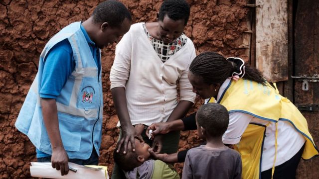 Niños siendo vacunados en Kenia.