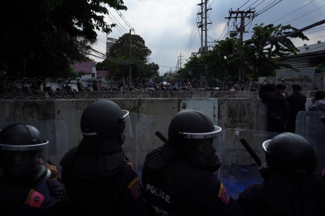 Police face protesters