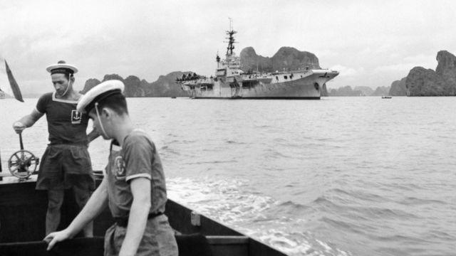 Lính thủy và tàu chiến Pháp ở Vịnh Hạ Long, năm 1954