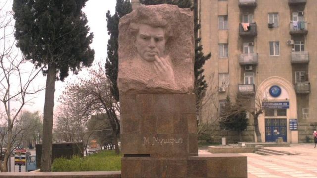 Mikayıl Müşfiqin heykəli