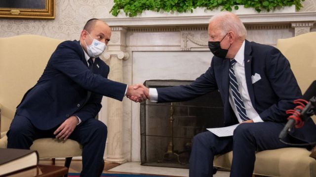 O primeiro-ministro israelense Naftali Bennett cumprimenta o presidente dos EUA, Joe Biden