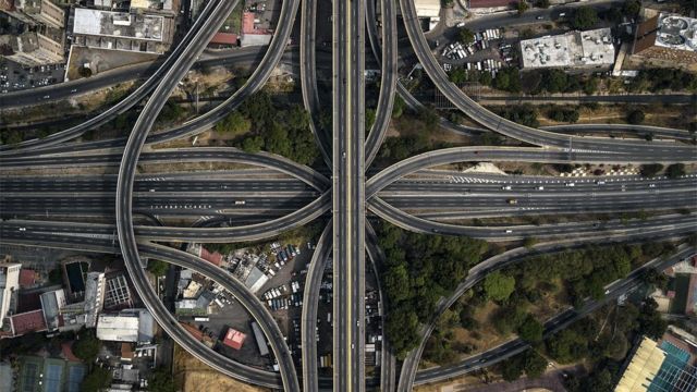 Una imagen desde el cielo de un distribuidor de autopistas en Caracas.