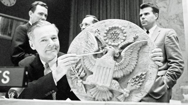 El representante de EE.UU. ante las Naciones Unidas, Henry Cabot Lodge, muestra el sello y señala el lugar donde se colocó el micrófono soviético.