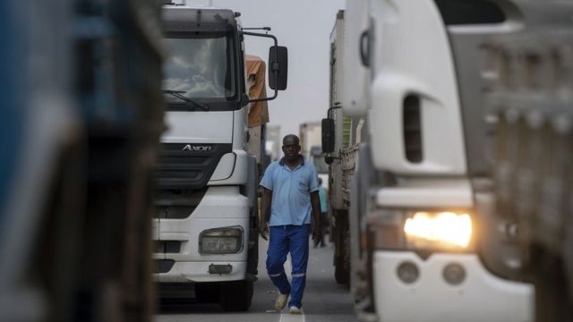 Camioneros bloquean una autopista en Río de Janeiro.