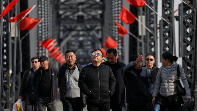 鸭绿江大桥上的中国游客。