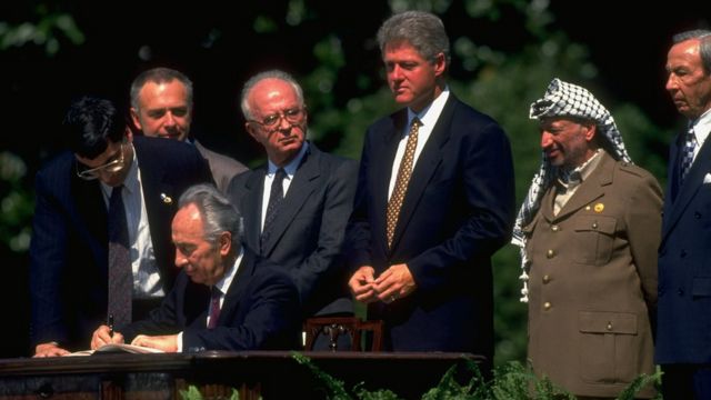 Shimon Peres durante la firma de los acuerdos de Oslo.
