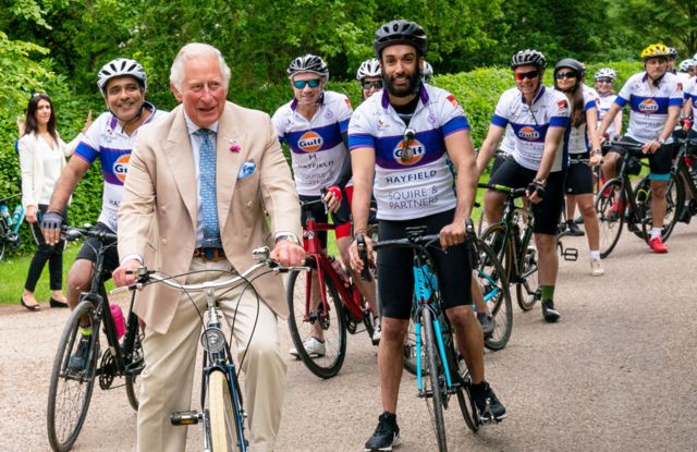 Принц Чарльз в июне 2021 года - вместе с членами Британского азиатского фонда во время велопробега в графстве Глостешир